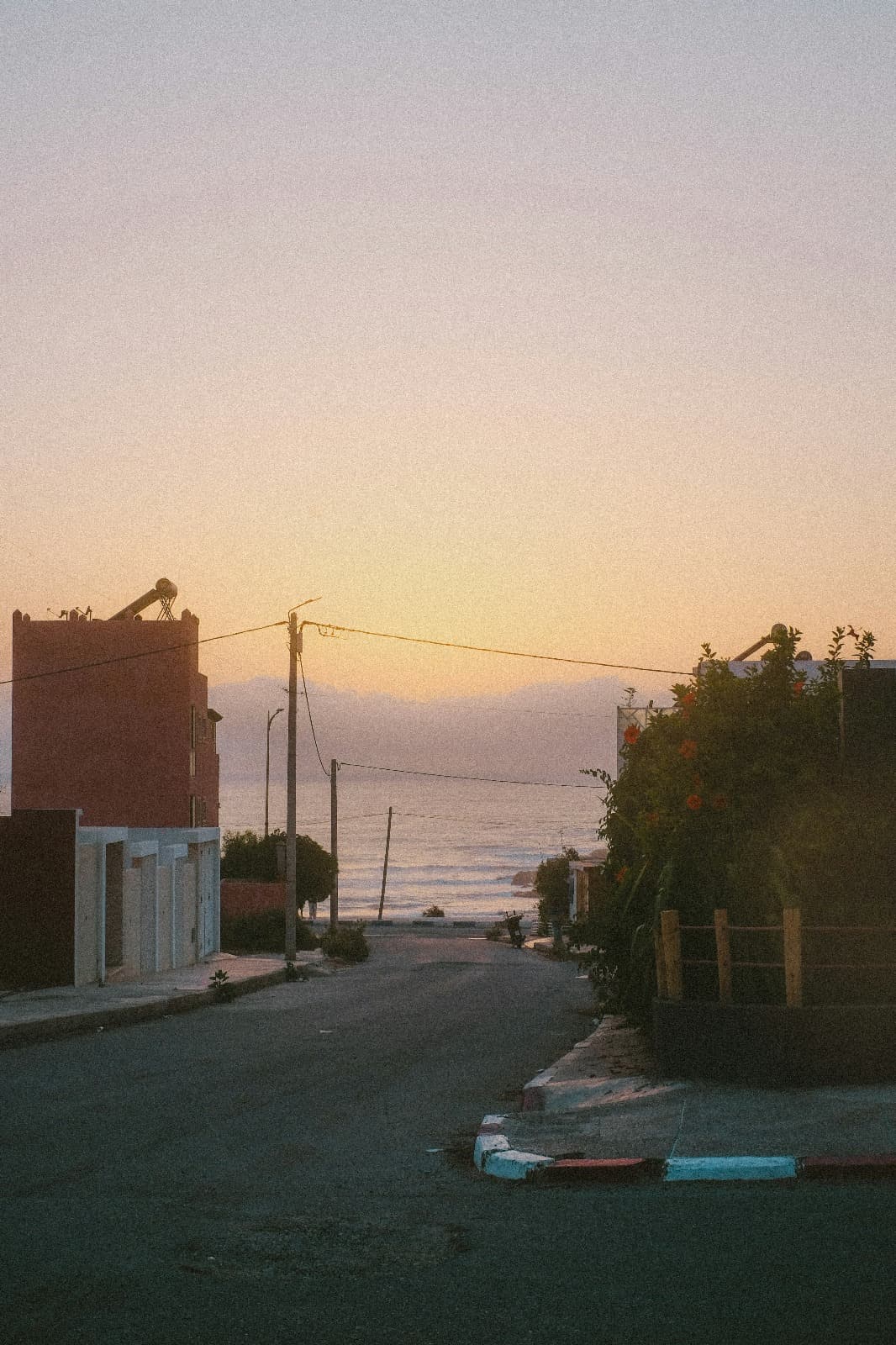 Grupo de surfistas compartiendo experiencias